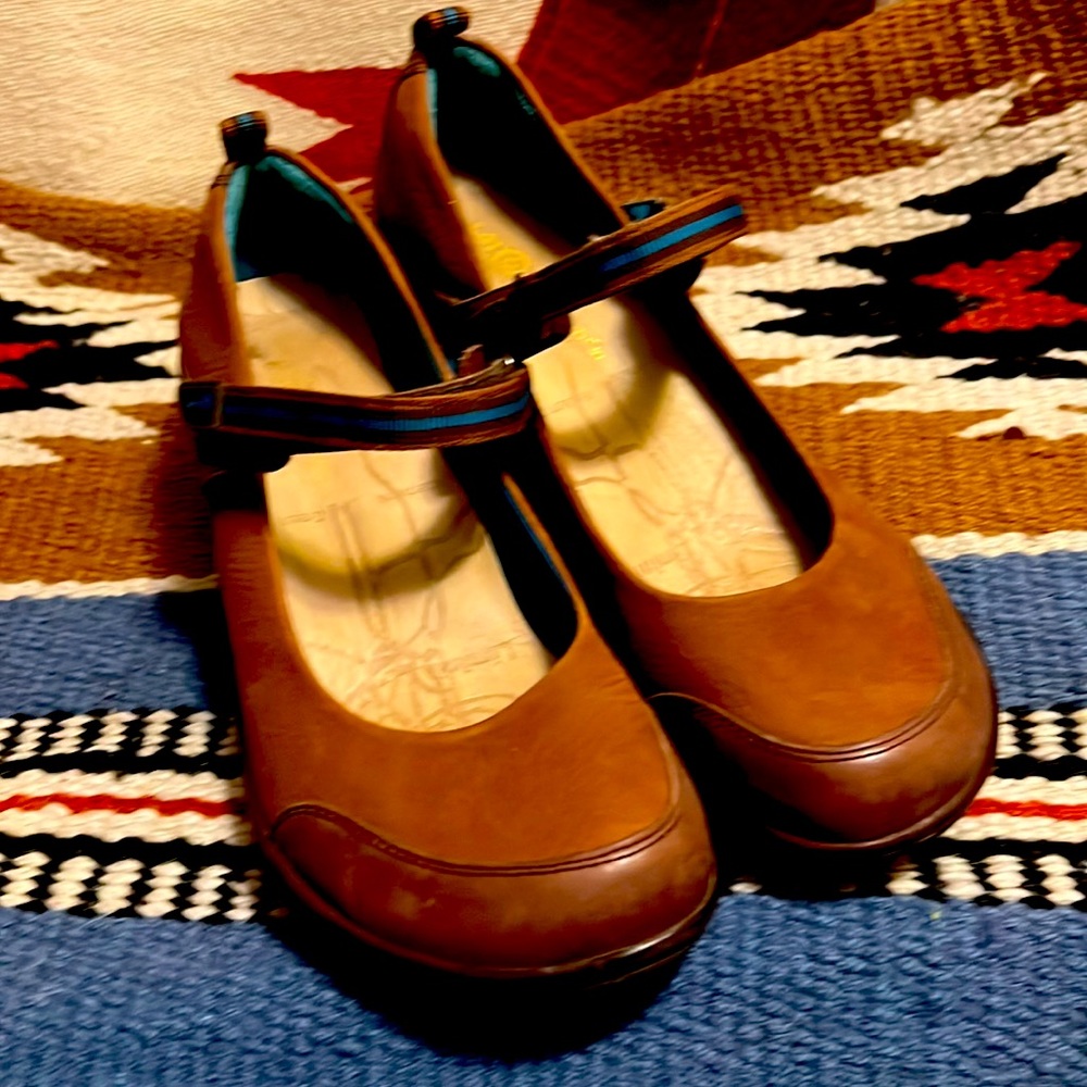 J-41 Adventure On shoes